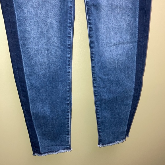 Apt 9 blue jean coloured capris with a dark band down the sides. Elastic waist. - Picture 2 of 12